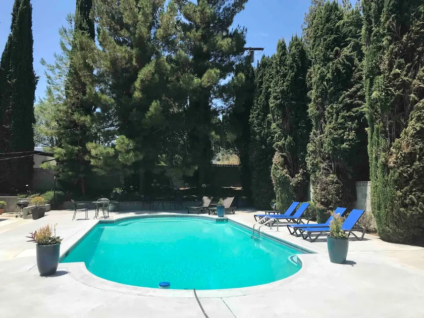 Mid-Century Ranch Home 4+3 Pool & Spa- Sleeps 10 - Image 1