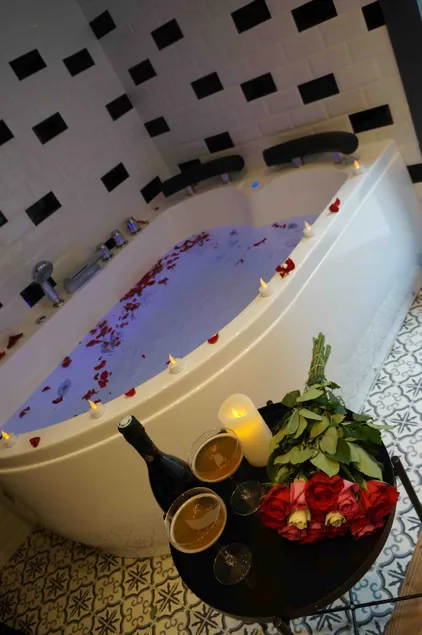 Magical Night – Love Room with Private Jacuzzi in Nantes - Image 1