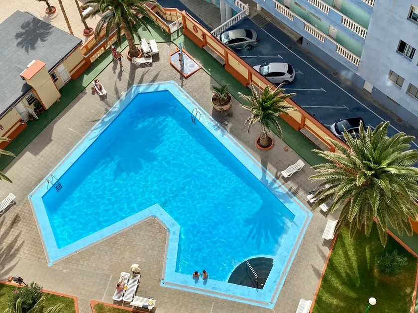 VACANCES, TÉNÉRIFE, ÎLES CANARIES, NOUVEAUX PISCINES À EAU DE MER APPARTEMENT 2 À LA PLAGE - Image 1