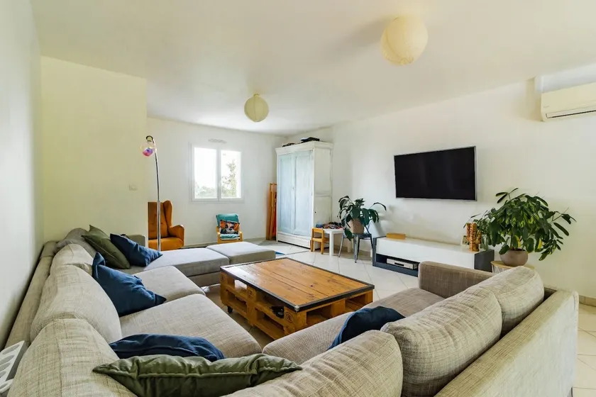 3-bedroom villa with garden - Image 1