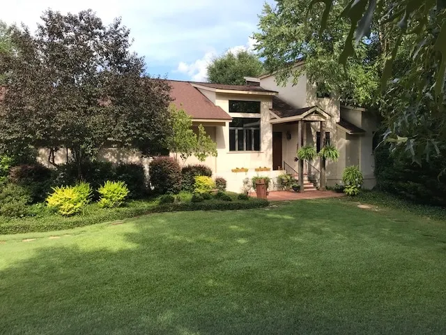 Country Estate in City limits - Image 1