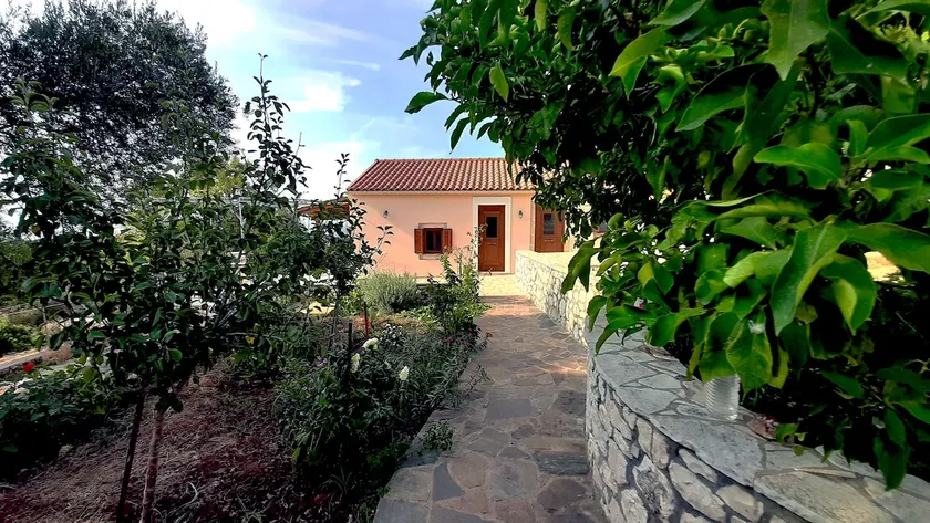 17th Century Scenic Traditional Cottage - Image 1