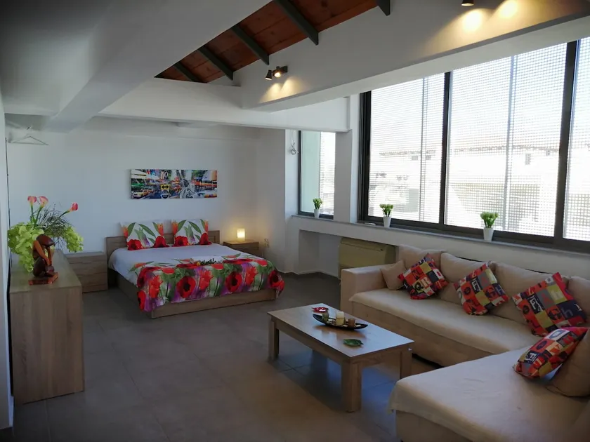Spacious & Modern Studio Apartment Near the Airport - Image 1
