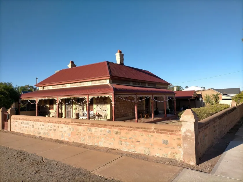 McQueen House: 4BR antique luxe with WiFi - Image 1