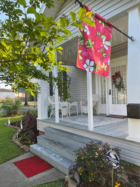 Crape Myrtle Cottage, fenced yard, patio & porch! - Image 1