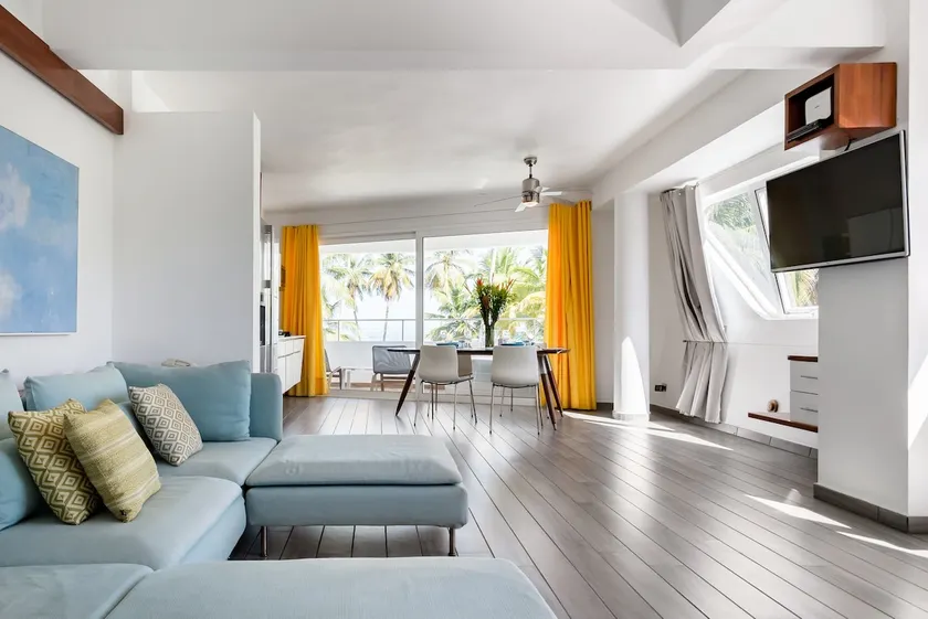 Yacht-style apartment with sea view - Image 1