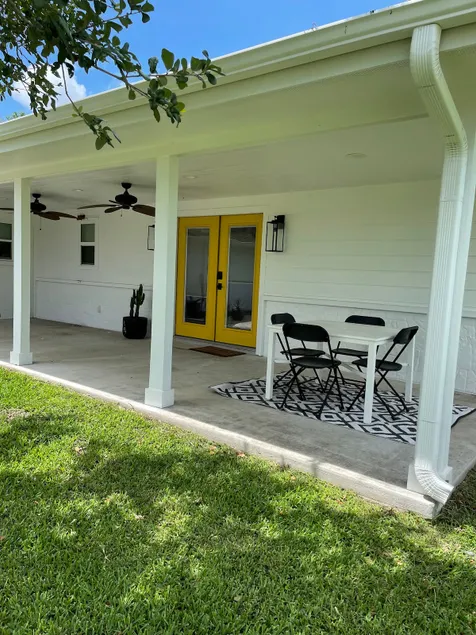 “The Willie” Private 2 BDRM/ 1 BA home in triplex - Image 1
