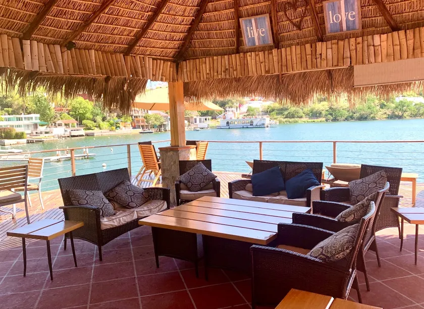 Lakefront house with chef service - Image 1