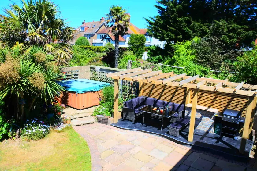 Swim Lodge. One minute walk to the beach. - Image 1