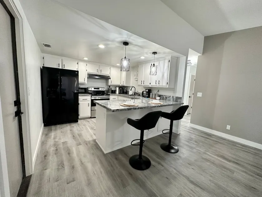 Entire Modern House with King bed & 70inTV - Image 1