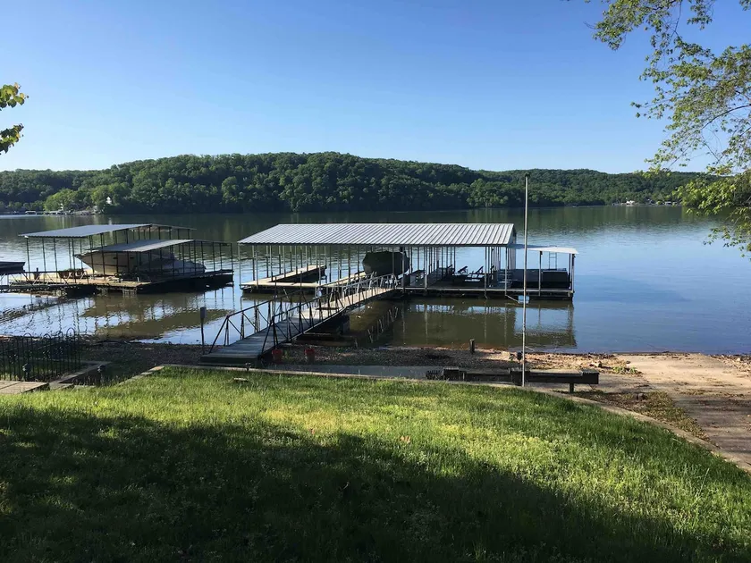 Large home on a flat lot. Private dock and ramp - Image 1