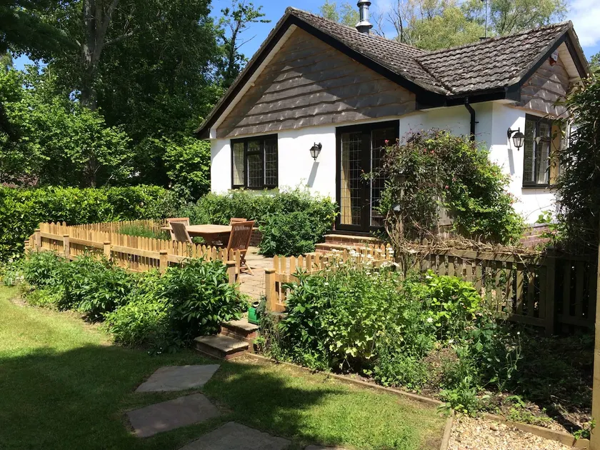 Hyde Paddock, New Forest, with hot tub & log fire - Image 1
