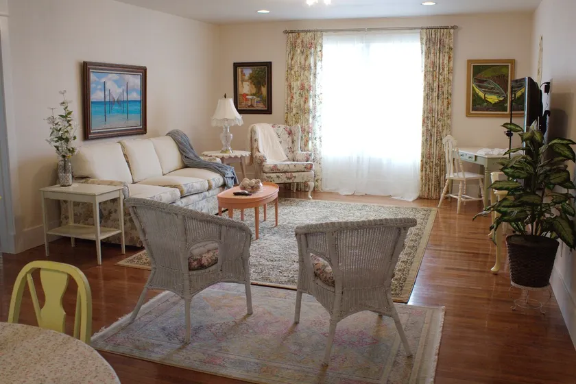 New 1 BR Furnished Guesthouse in Warm 840SF - Image 1