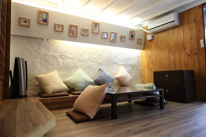 Xiaonan House, a B&B with wooden elements in Jinguashi, Jiufen - Image 1