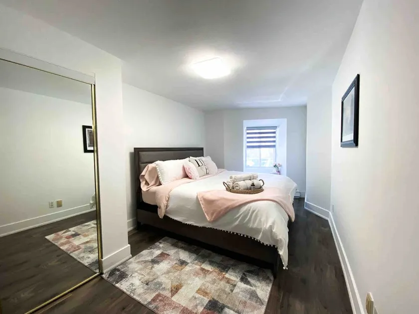 Downtown w/free parking: zen & peaceful 1-BR suite - Image 1