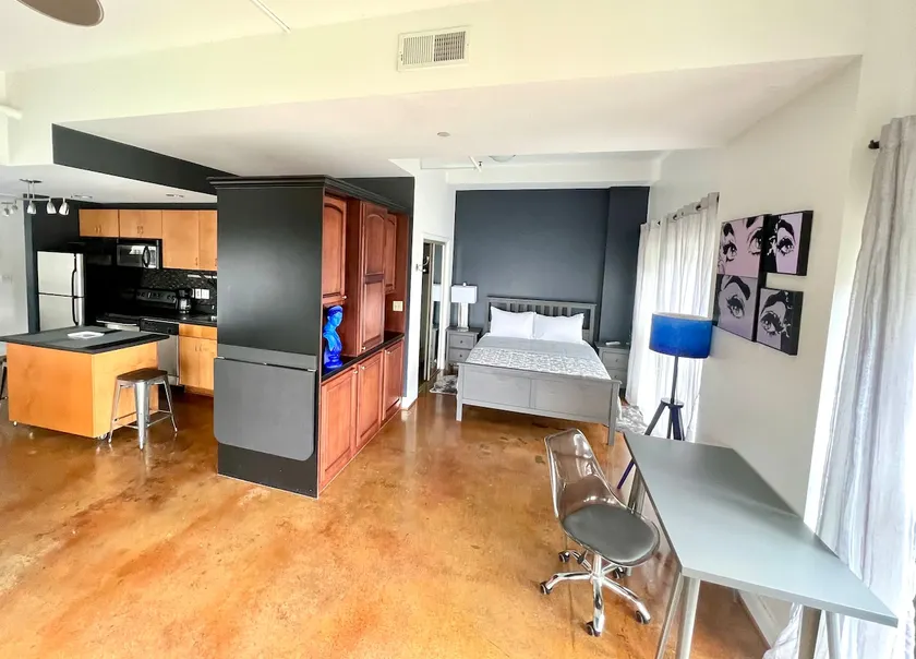 Spacious studio of Downtown Charlotte - Image 1