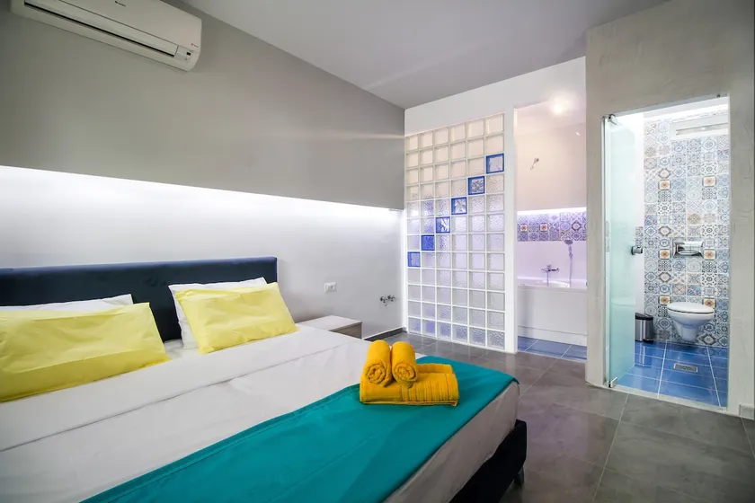 Deluxe Apartment just 80 Metres from Beach - Image 1