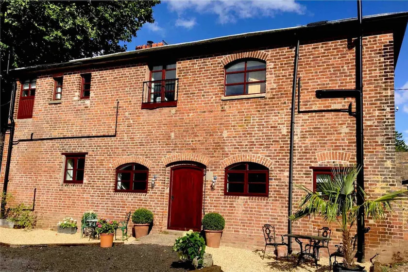 Spacious 1 bedroom apartment in rural setting - Image 1