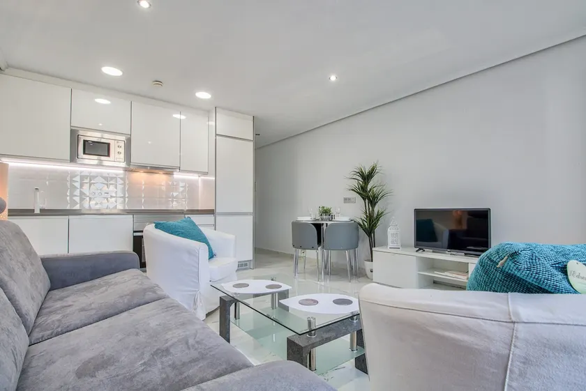 Immaculate apartment in High St - Image 1
