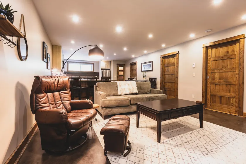 The Forest Suite: 2 Bedrooms + Hot Tub - Image 1