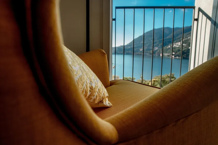 An armchair on the Lake - Image 1