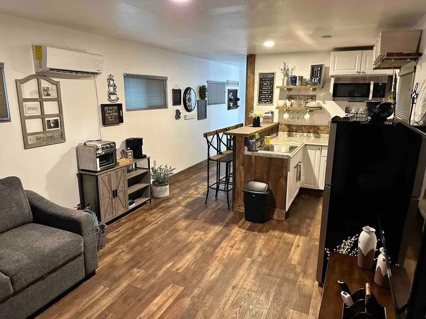 Cozy Farm Style 1 bedroom Apartment gated Parking - Image 1