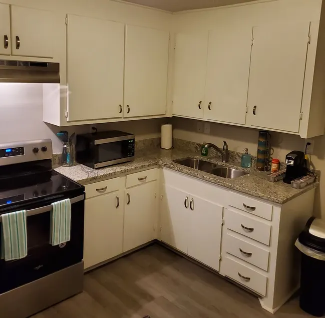 Cozy 3 Bedroom Home Near Everything! - Image 1