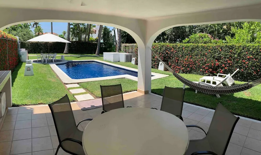 Casa con piscina en Club Santiago - Image 1