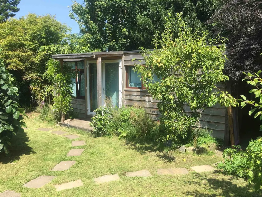 Secluded garden cabin - Image 1