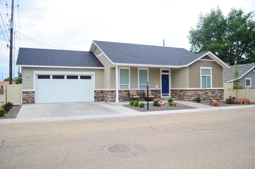 Beautiful & clean 2 Bed/2 bath home in downtown Meridian! - Image 1