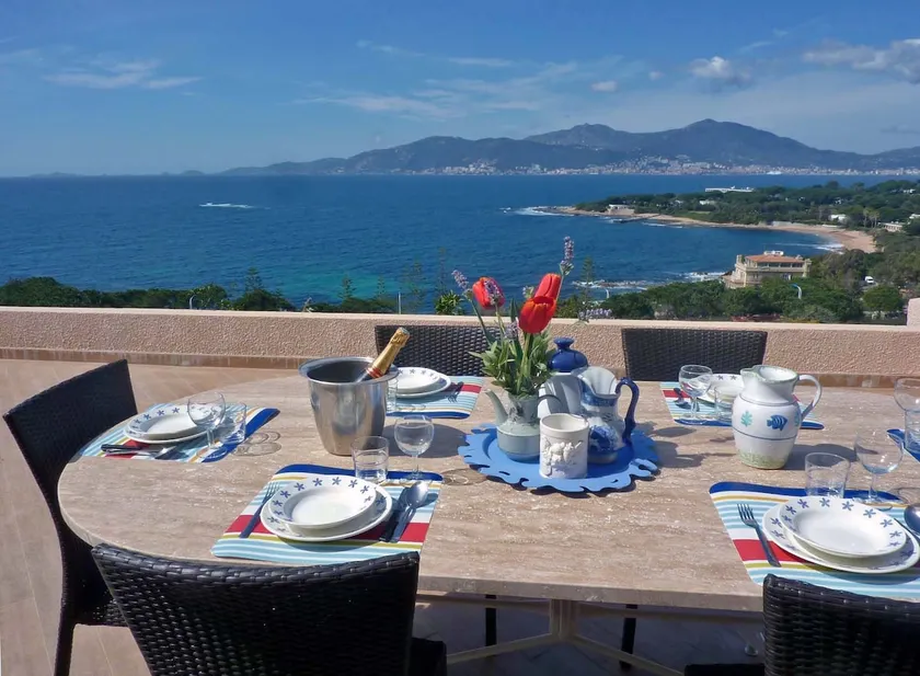 Mini villa avec jardin et terrasse panoramique à 150m. de la mer. - Image 1