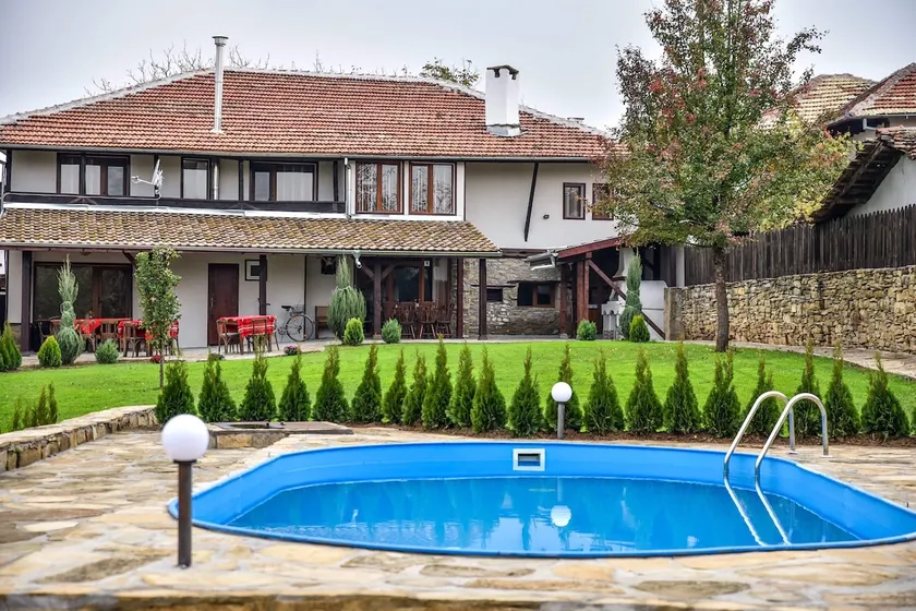 8-bedroom house with a pool and garden, 20 beds - Image 1