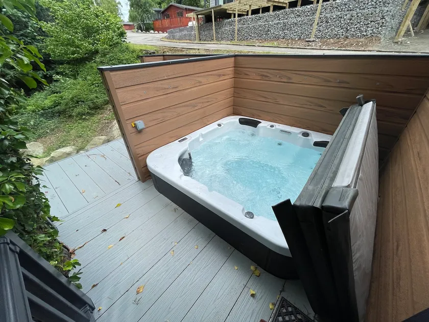P78 - Studio Pod with Hot Tub - Image 1
