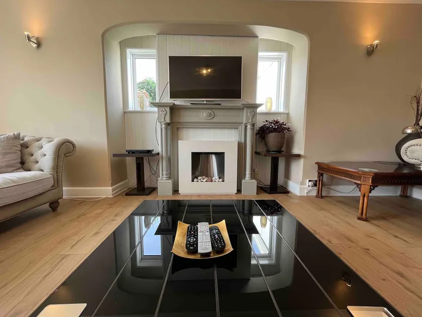 Detached 6 bedroom family house with Sky TV - Image 1