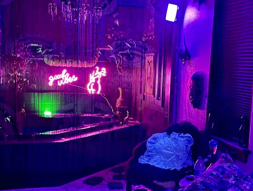 Downtown Couples Paradise - Image 1