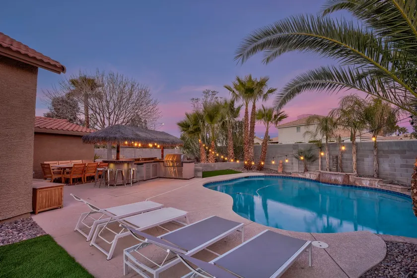 EPIC 5 bed huge yard Resort Pool 9 min Vegas Strp! - Image 1