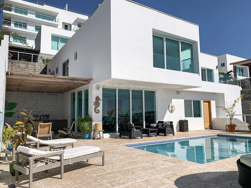 “VeleroHouse” Modern, spacious w/premium location - Image 1
