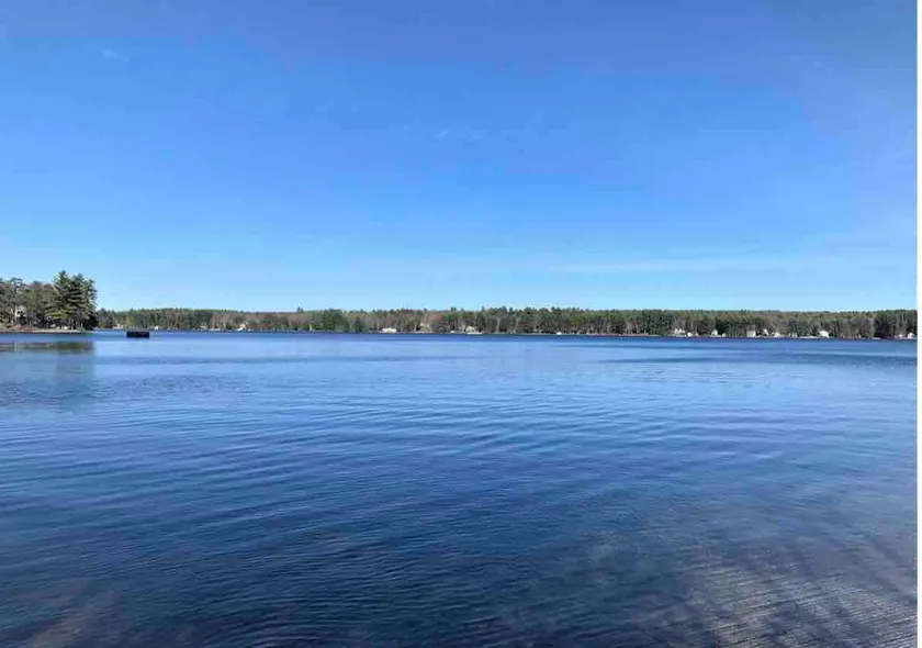 Spacious lakefront property, sleeps 13 - Image 1