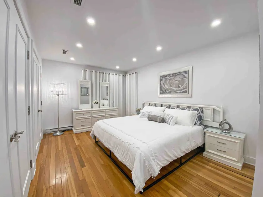 Downtown calm and peaceful 4-BR - with Parking - Image 1
