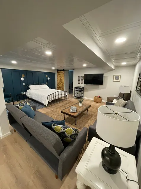 Modern & Chic XL Studio w EZ City Airport Access - Image 1