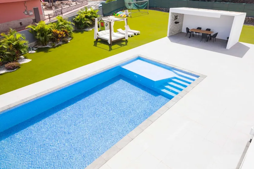 Independent villa with an immense heated pool! - Image 1
