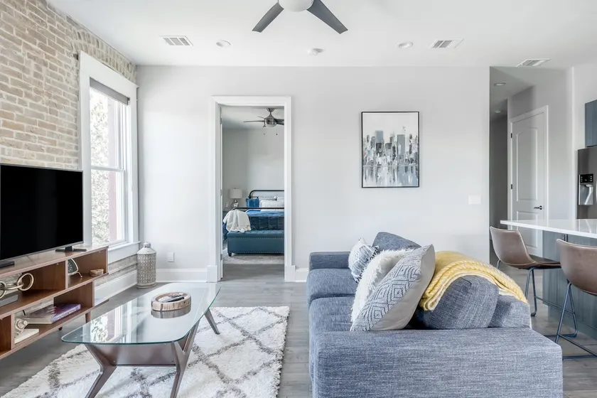 Chic Downtown condo. Walk to Alamodome/Riverwalk - Image 1