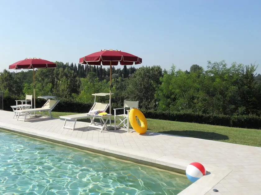 Bright 2 Bedroom Apartment with Park and Pool WiFi - Image 1