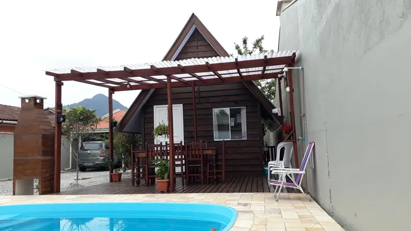 Chalet with pool in Matinhos PR - Image 1