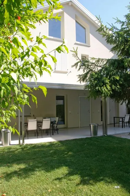 Downtown oasis with garden - Image 1