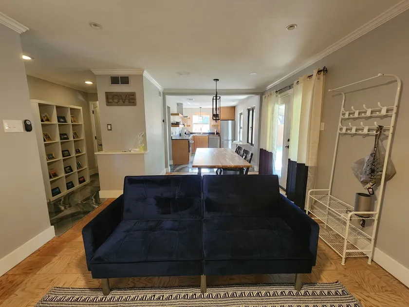 Cheerful, home in quiet area with parking. - Image 1