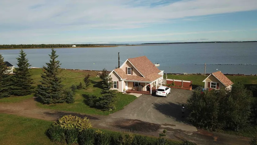 Chalet located on the waterfront/Beachfront Cottage - Image 1
