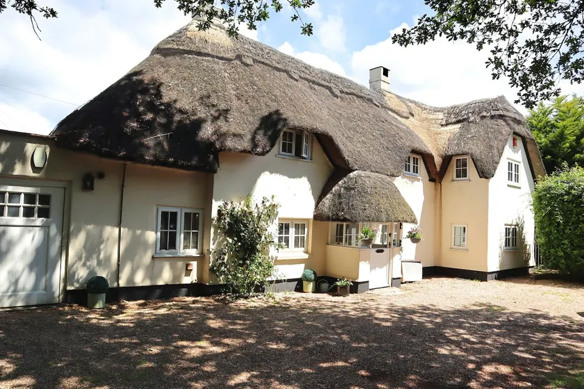 Large 5 Bedroom Thatched Cottage - Great Location! - Image 1