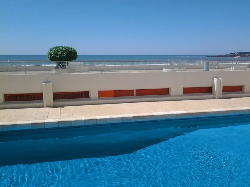 2-bedroom apartment (60 m²) with sea view and heated pool - Image 1