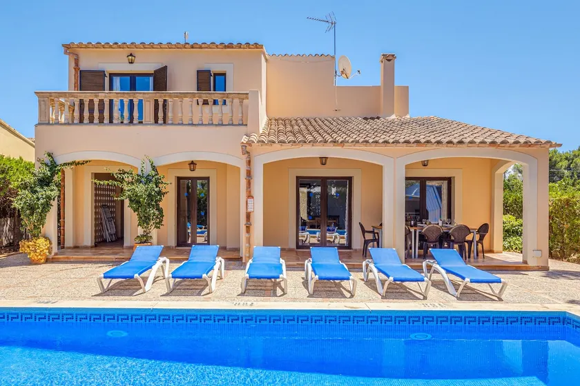 Ferienhaus Villa Karen mit Pool & WLAN - Image 1
